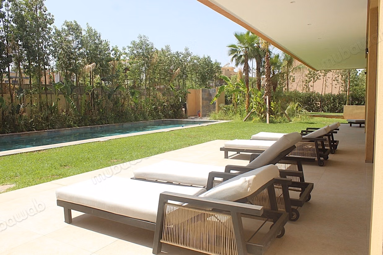 Beautiful semi-furnished villa with 5 bedrooms