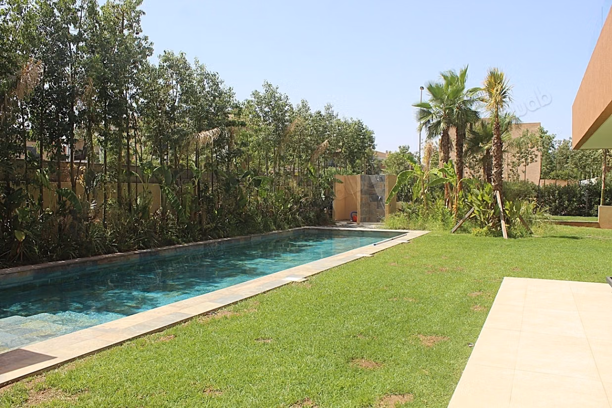 Beautiful semi-furnished villa with 5 bedrooms