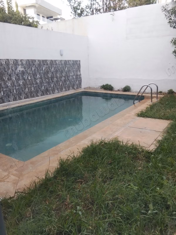À louer appartement meublé avec piscine et jardin