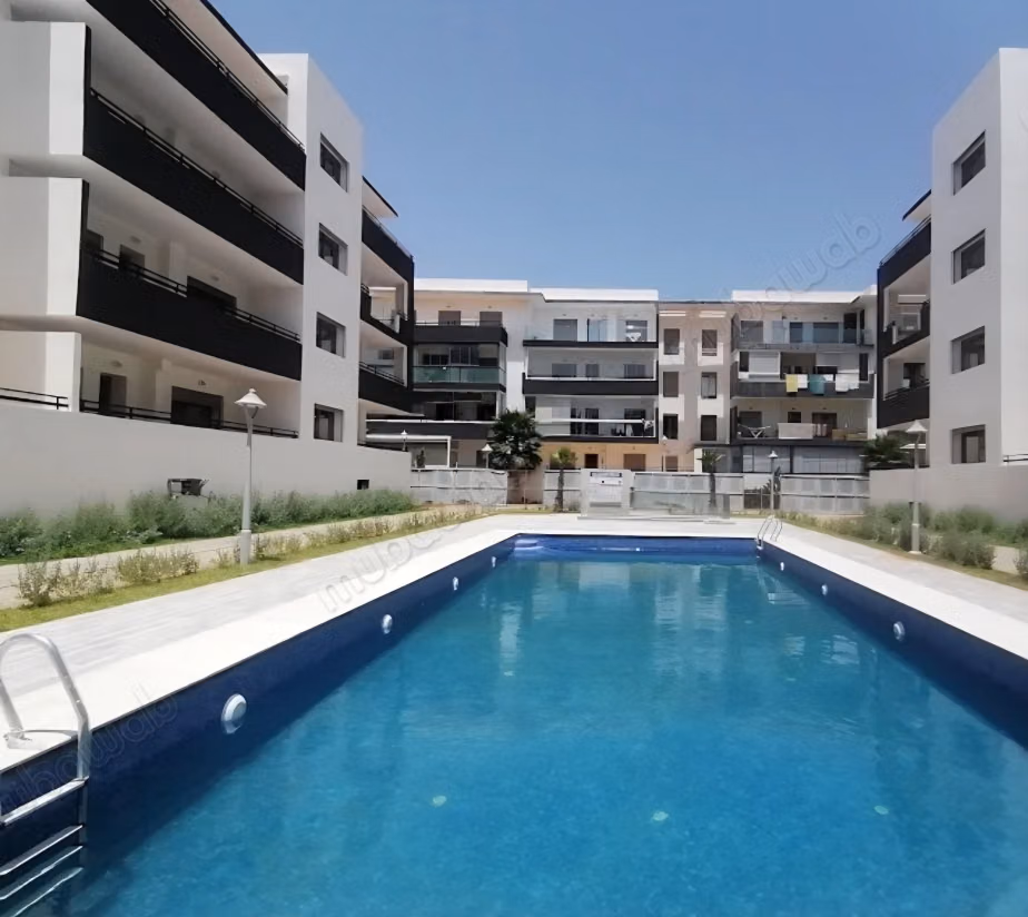 Appartement à vendre à Plage Oued Cherrat. 3 chambres agréables. Places de parking et terrasse