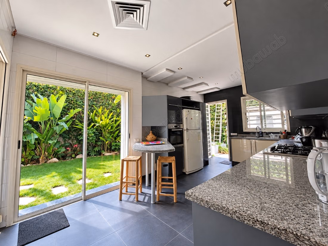 Prachtig huis te huur in Laymoune. Totale oppervlakte 375 m². Gemeubileerd