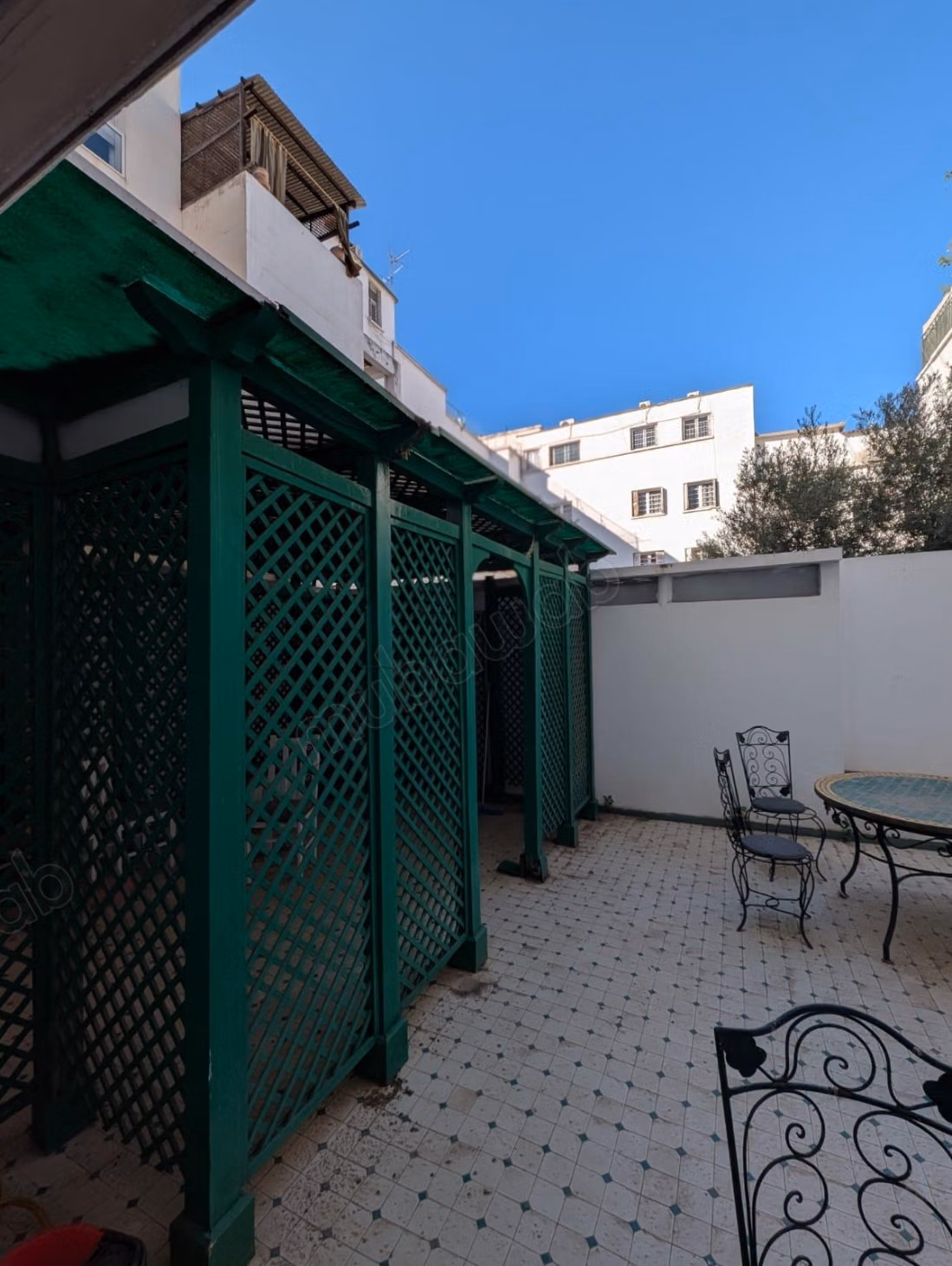 In affitto – grande studio con cortile e patio – Gauthier