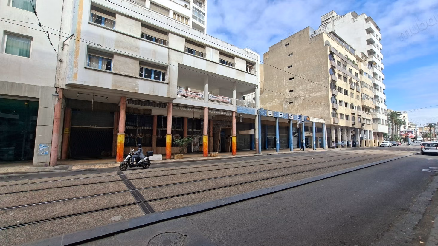 Bureau 90 m² refait à neuf 1er étage tramway