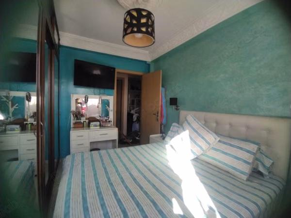 Superbe appartement à louer à Hay Al Amal. 1 Pièce. Frigo