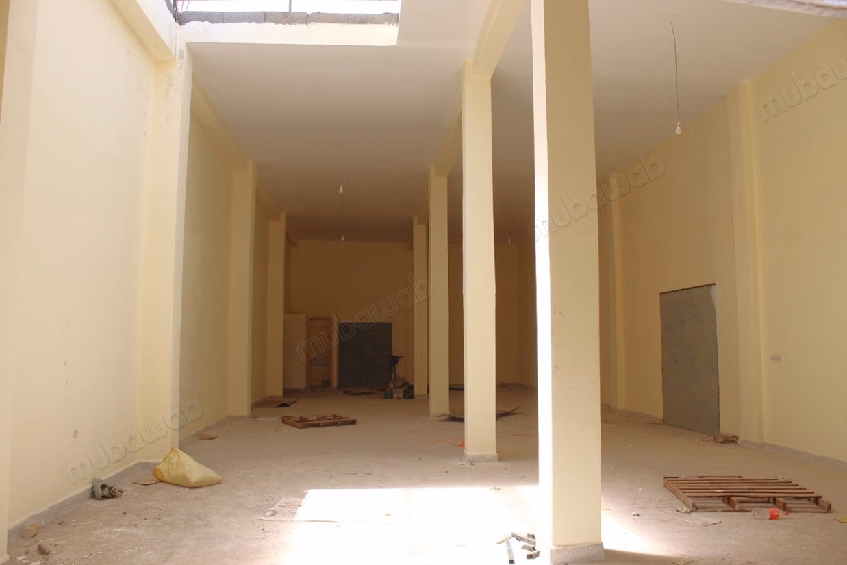 محل بمساحة 200م² مع ارتفاع سقف 5م