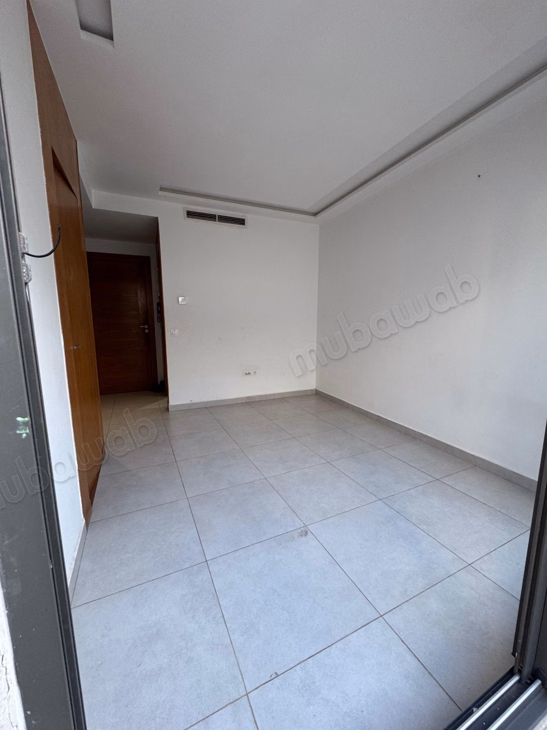 Joli studio vide avec terasse visible équipé