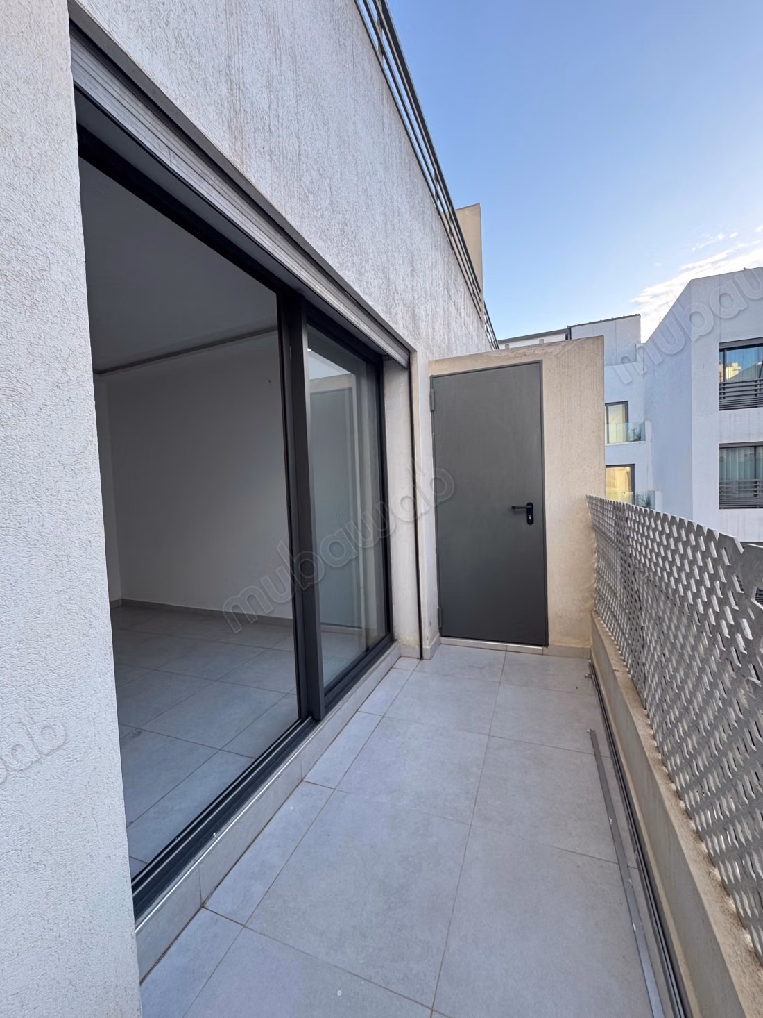 Joli studio vide avec terasse visible équipé