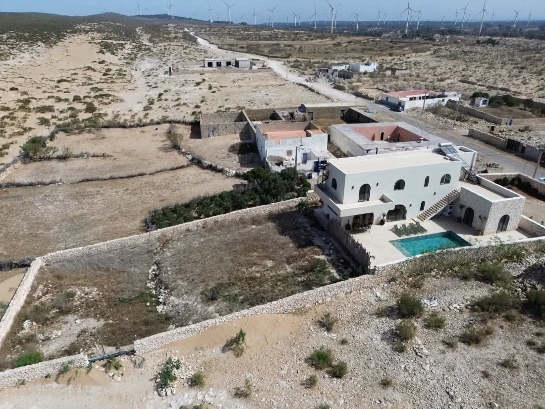 Sumptuous house for sale in Ouassane next to Sidi Kaouki. Area 240 m². Well furnished