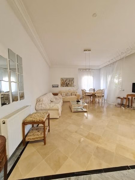 Bell'appartamento in affitto a La Marsa City. 3 grandi stanze. Ben arredato