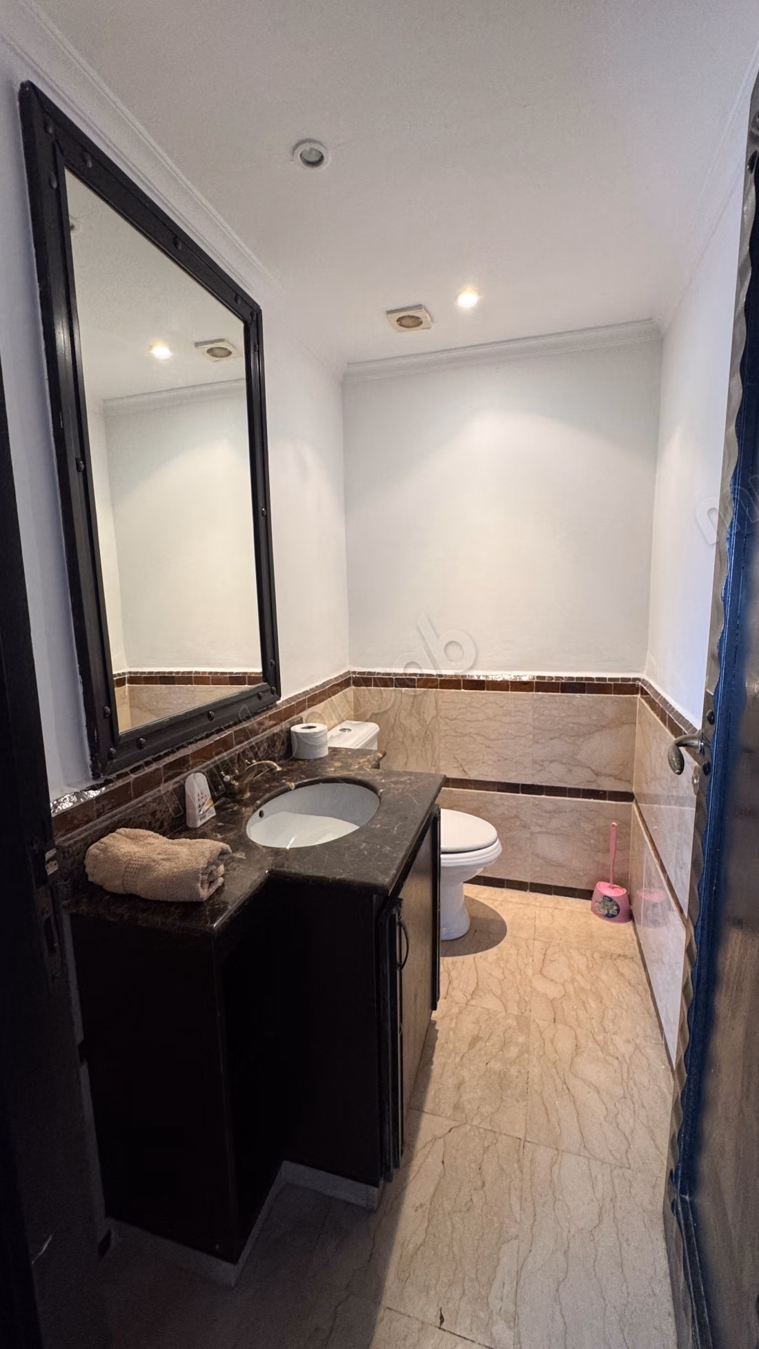 Louez cet appartement à Hivernage.
Superficie 165 m².
Bien meublé