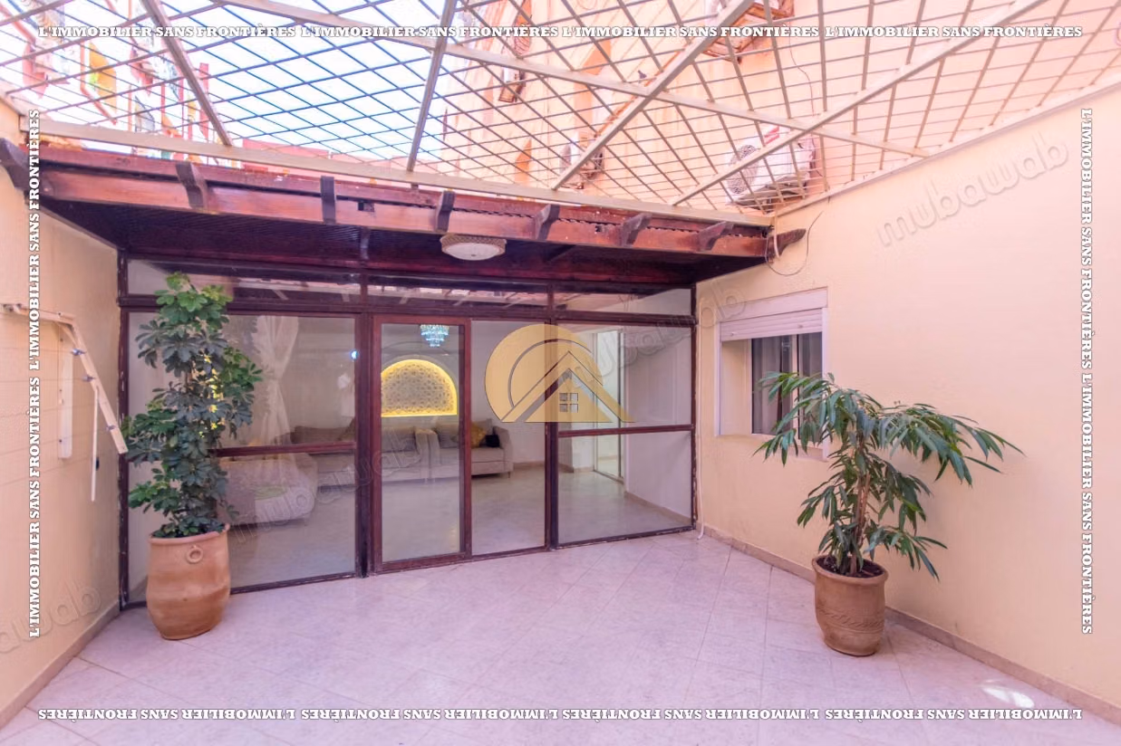 Appartement de 236 m² à vendre à Mabrouka – 3 chambres dont une suite, grande terrasse et parking en sous sol