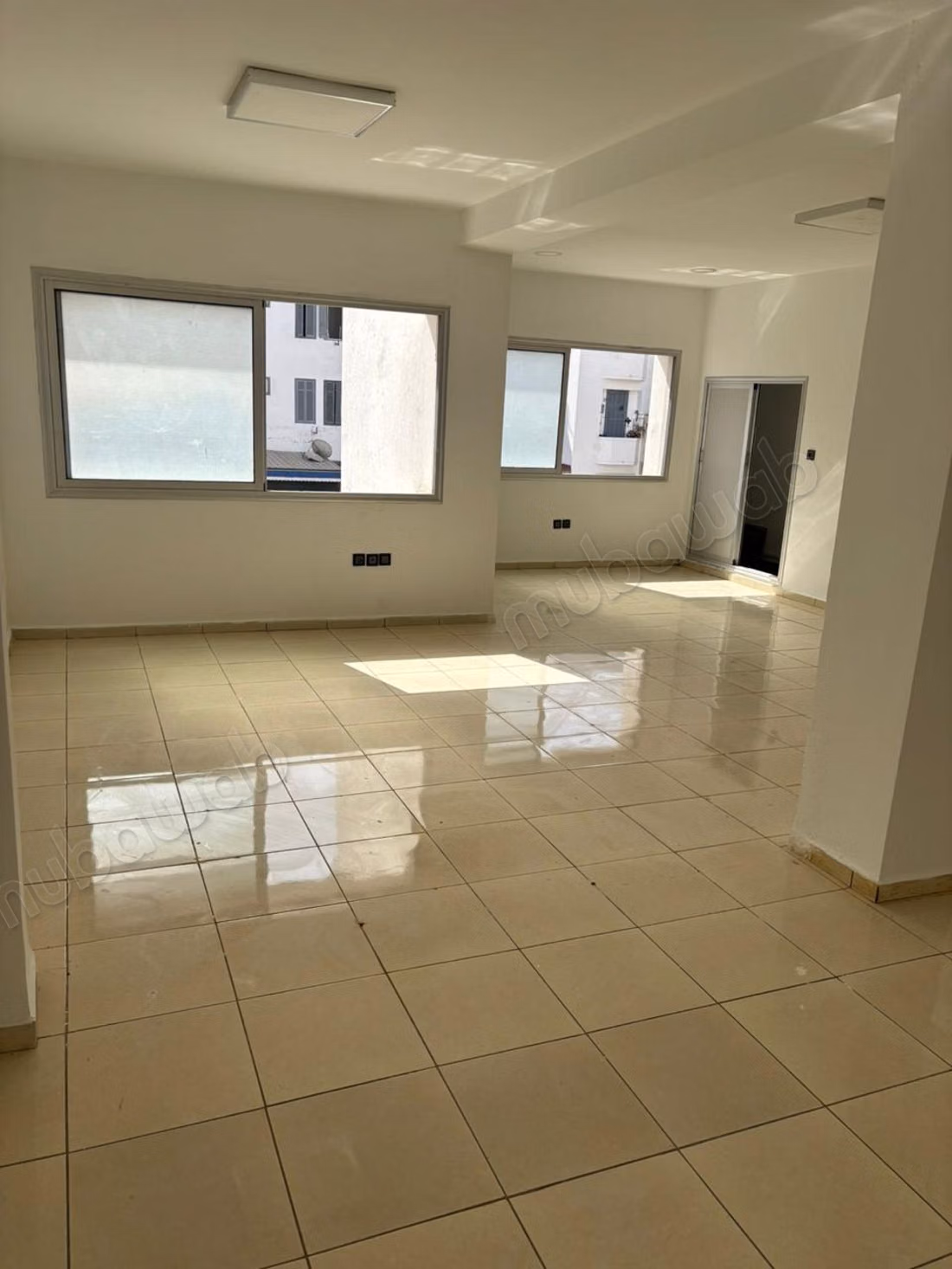 Affitto di uffici a Sidi Belyout. Superficie totale di 60 m². Con ascensore