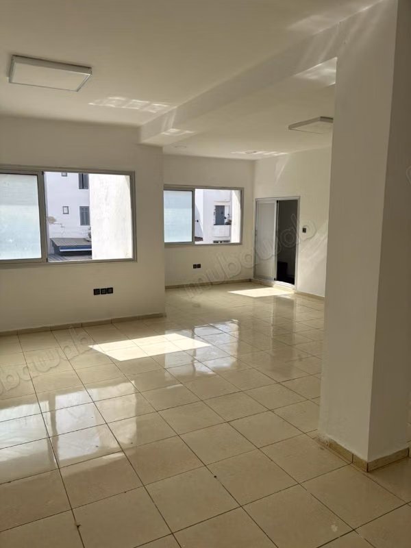 Affitto di uffici a Sidi Belyout. Superficie totale di 60 m². Con ascensore
