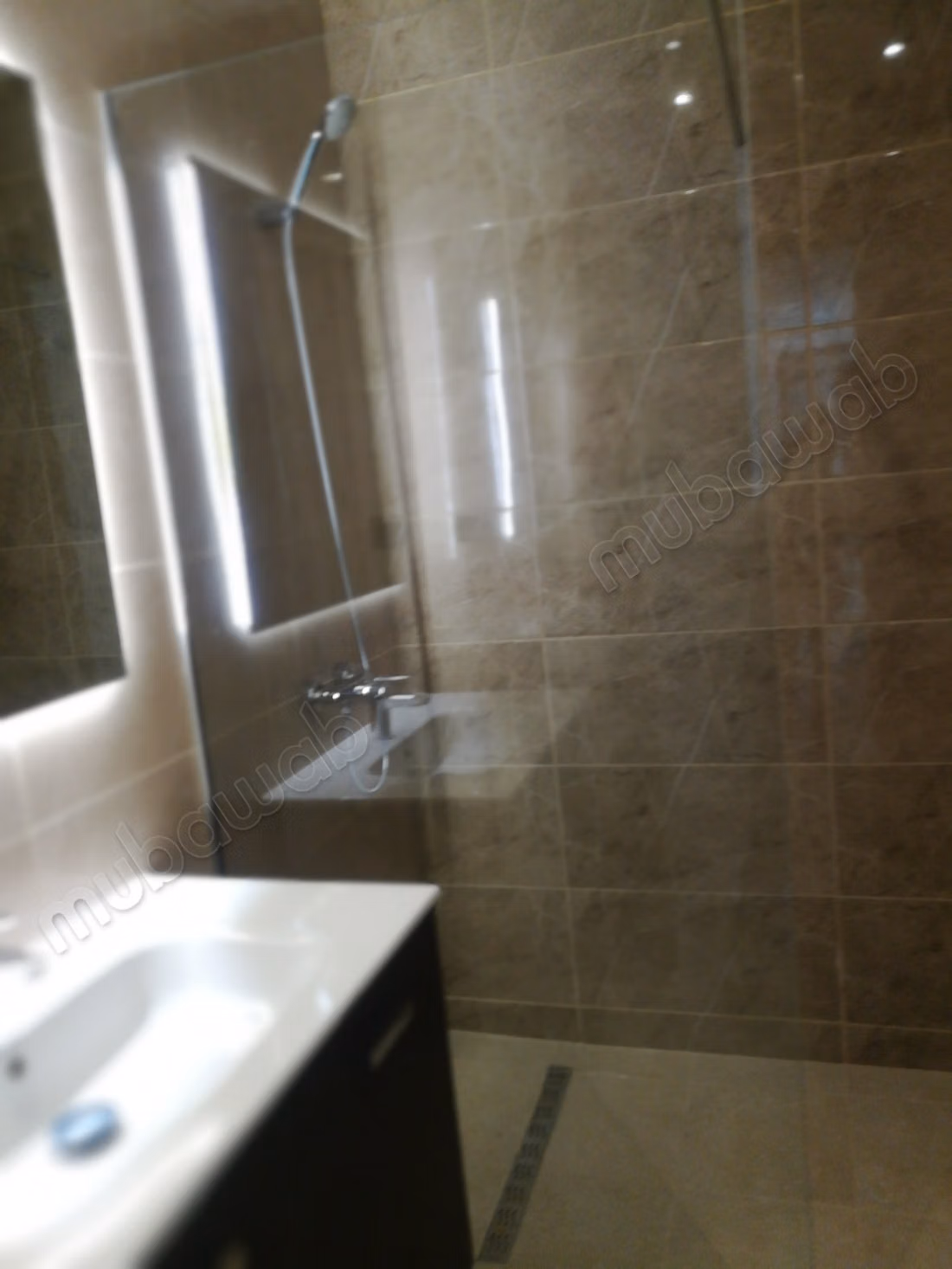Superbe appartement à louer à La Soukra Ville.
Superficie 61 m².
Porte blindée et chauffage central