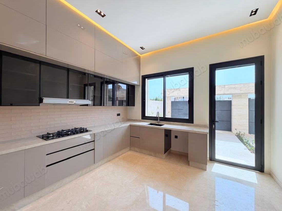 Casa de lujo en venta en Route Tahanaout. 4 habitaciones cómodas. Vidrio doble y puerta fuerte