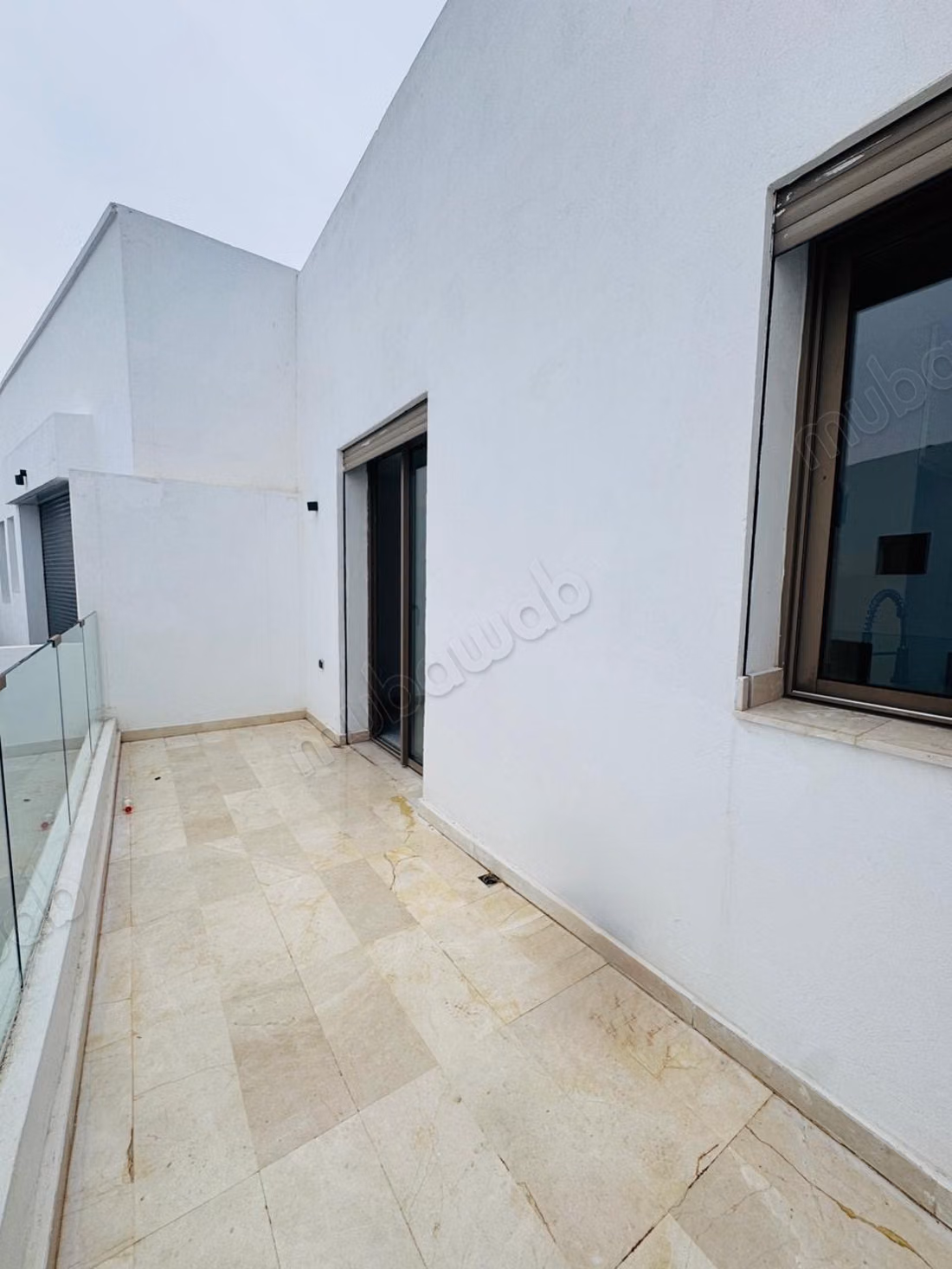 Affitto di un appartamento a Les princesses. Superficie di 98 m². Vetrocamera e porta blindata