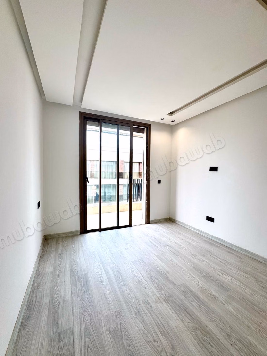 Affitto di un appartamento a Les princesses. Superficie di 98 m². Vetrocamera e porta blindata