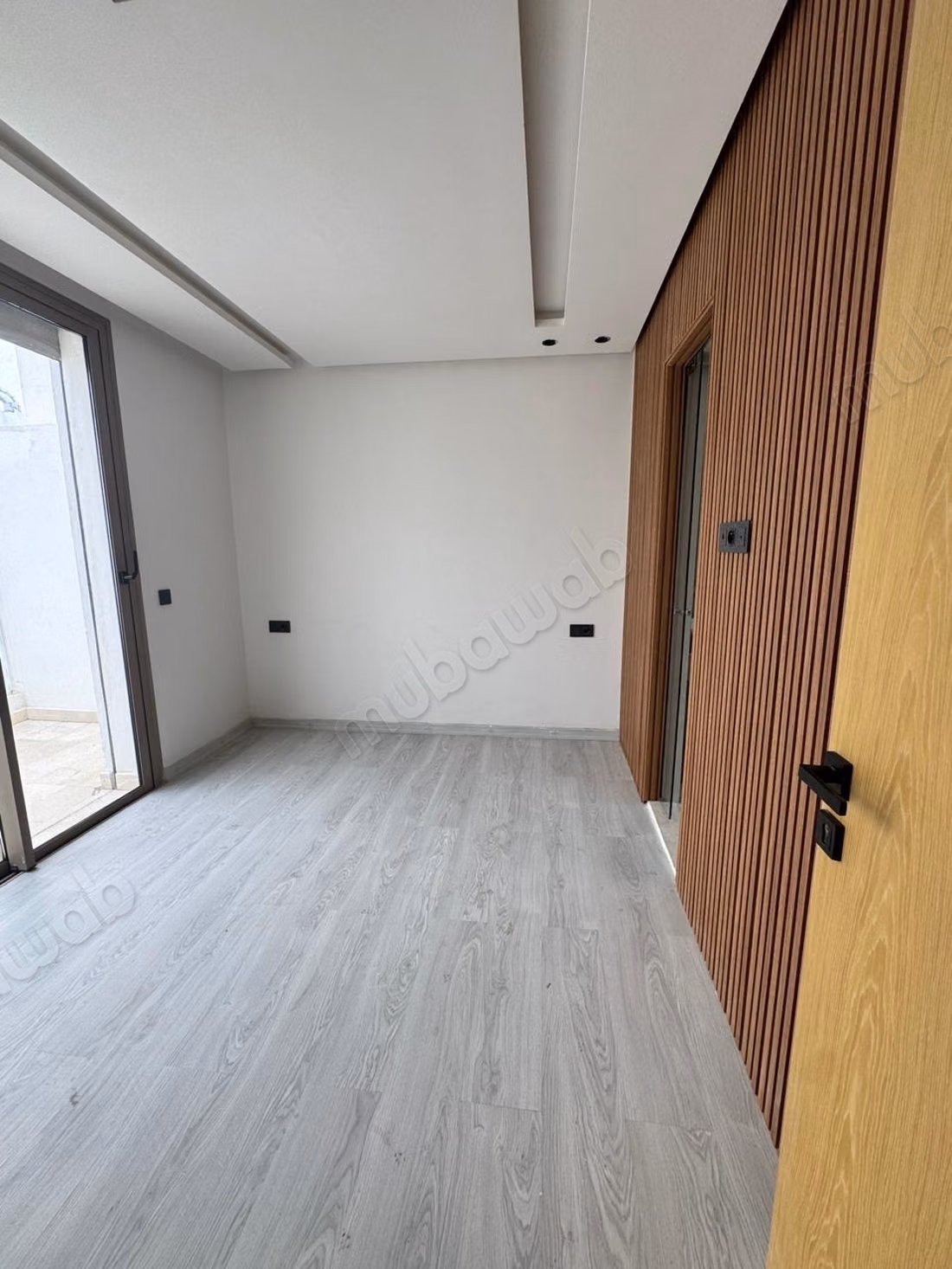 Affitto di un appartamento a Les princesses. Superficie di 98 m². Vetrocamera e porta blindata