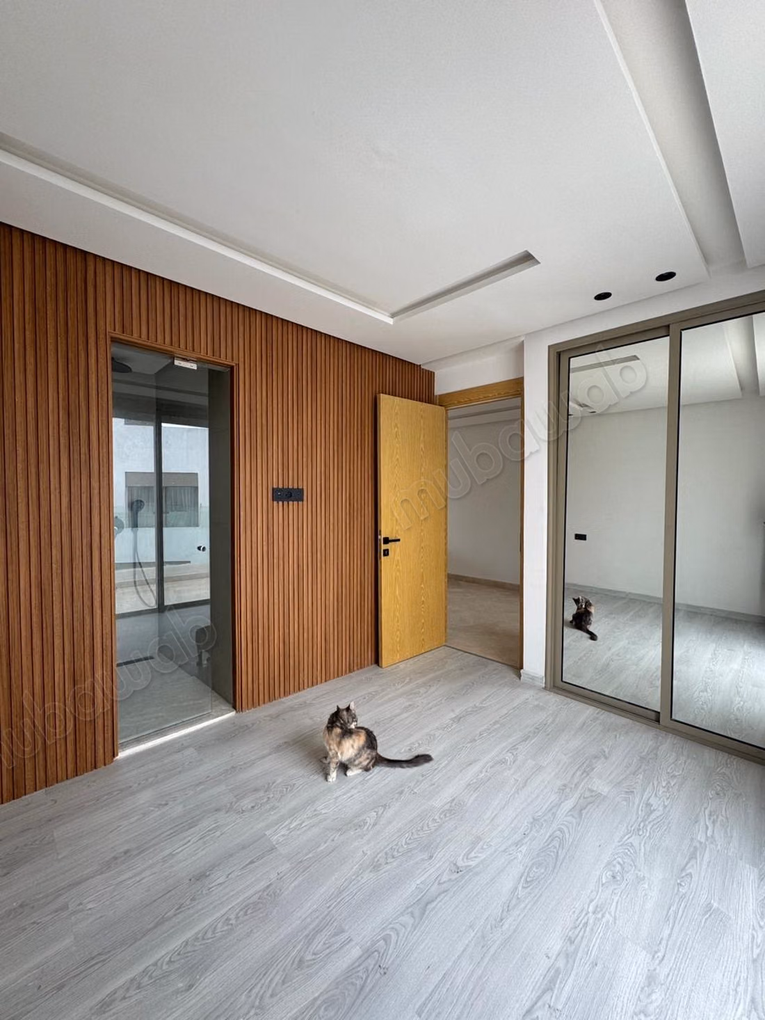 Affitto di un appartamento a Les princesses. Superficie di 98 m². Vetrocamera e porta blindata