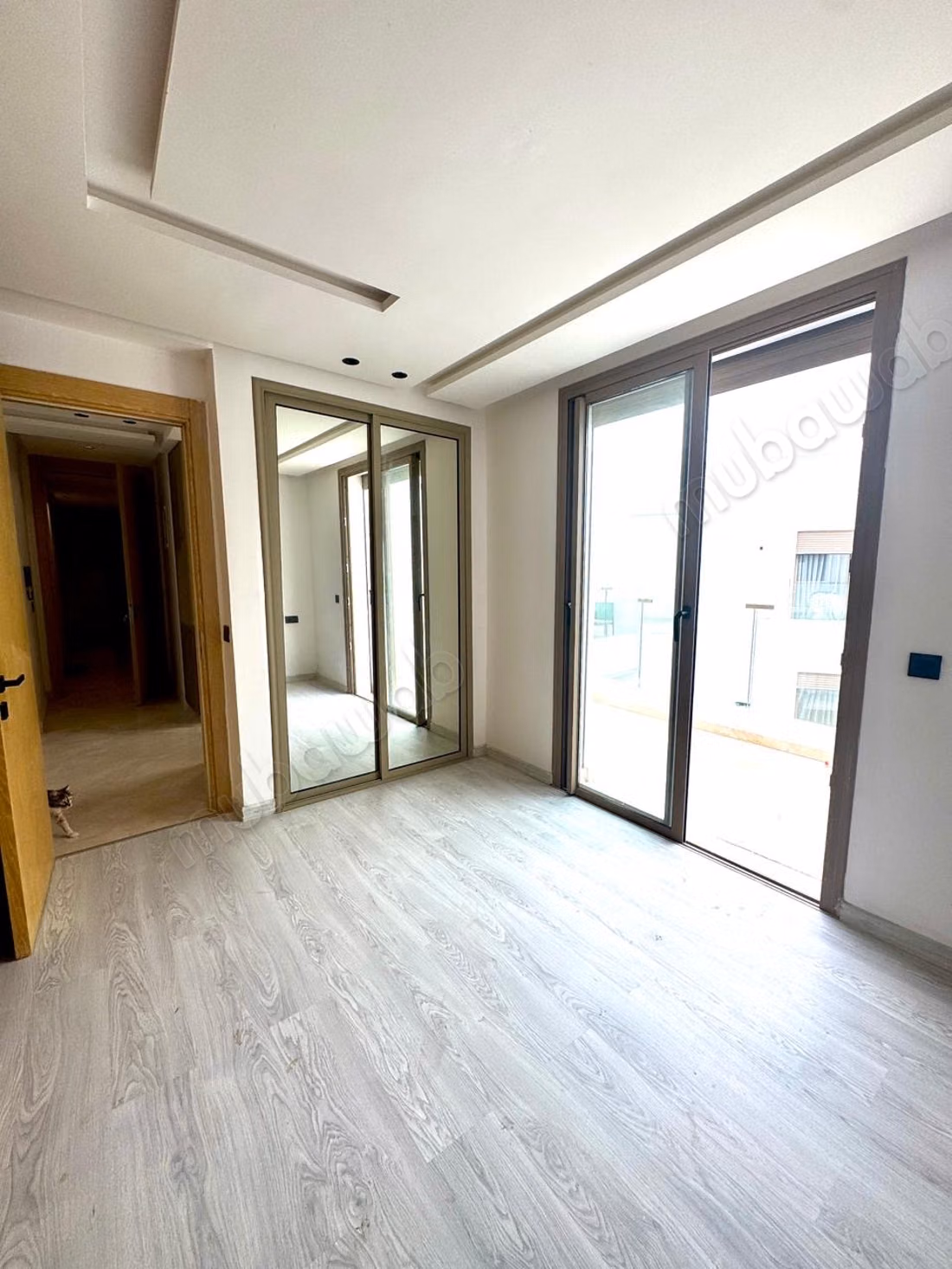 Affitto di un appartamento a Les princesses. Superficie di 98 m². Vetrocamera e porta blindata