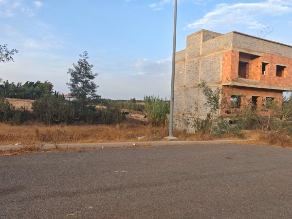 Beau terrain à la vente à Sidi Allal El Bahraoui.
Surface totale 180 m²