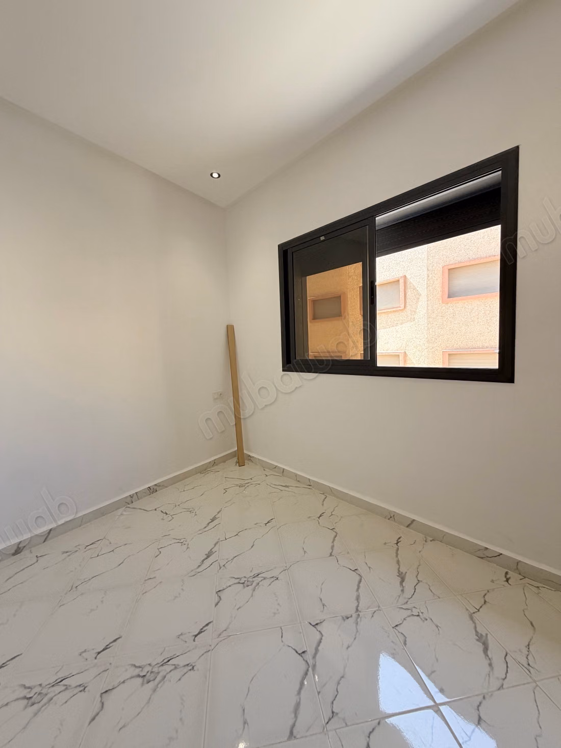 Appartement te huur in Azib Haj Kaddour. Totale oppervlakte 85 m². Rustige omgeving met uitzicht op de bergen