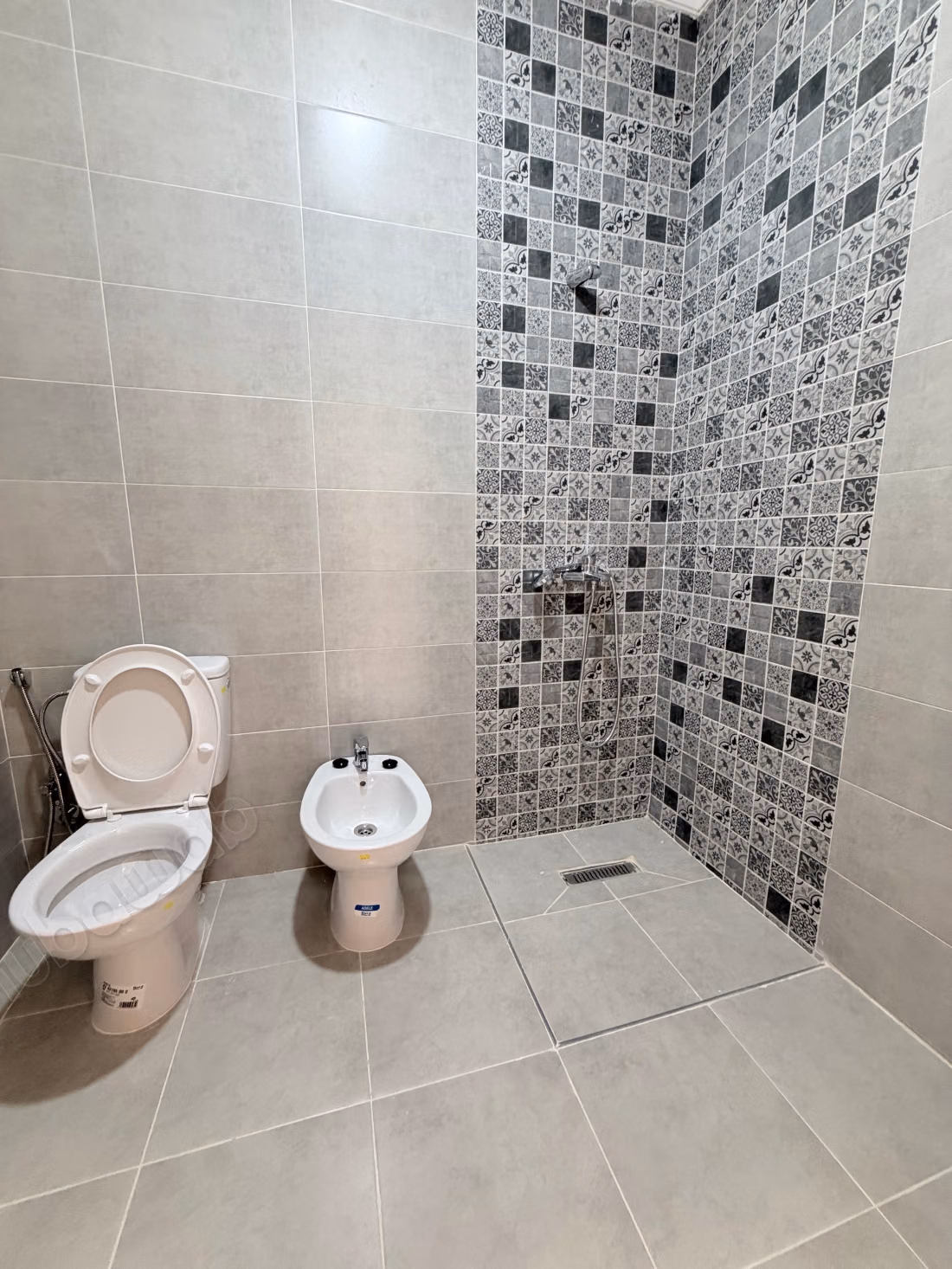 Appartement te huur in Azib Haj Kaddour. Totale oppervlakte 85 m². Rustige omgeving met uitzicht op de bergen
