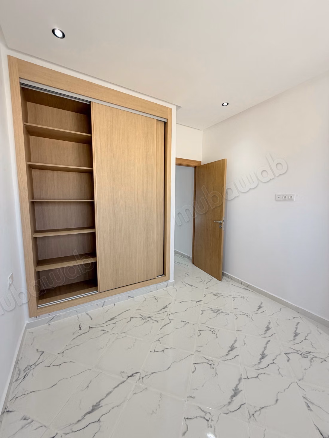 Appartement te huur in Azib Haj Kaddour. Totale oppervlakte 85 m². Rustige omgeving met uitzicht op de bergen