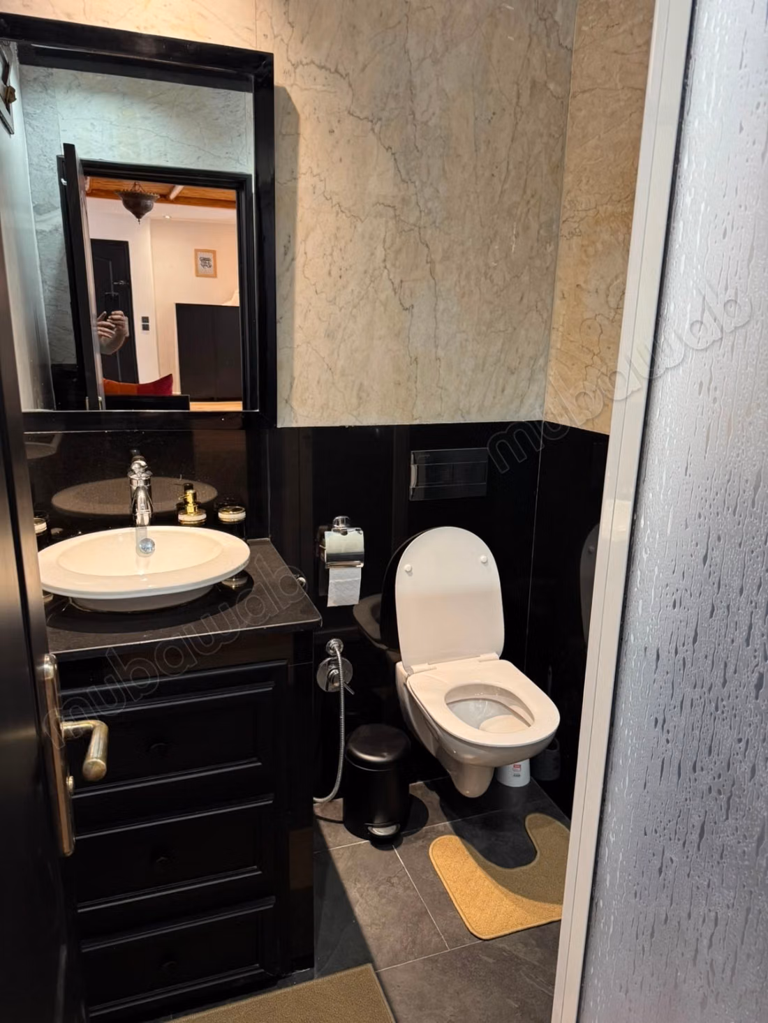 Louez cet appartement à Sania. 
Surface totale 142 m². 
Meublé