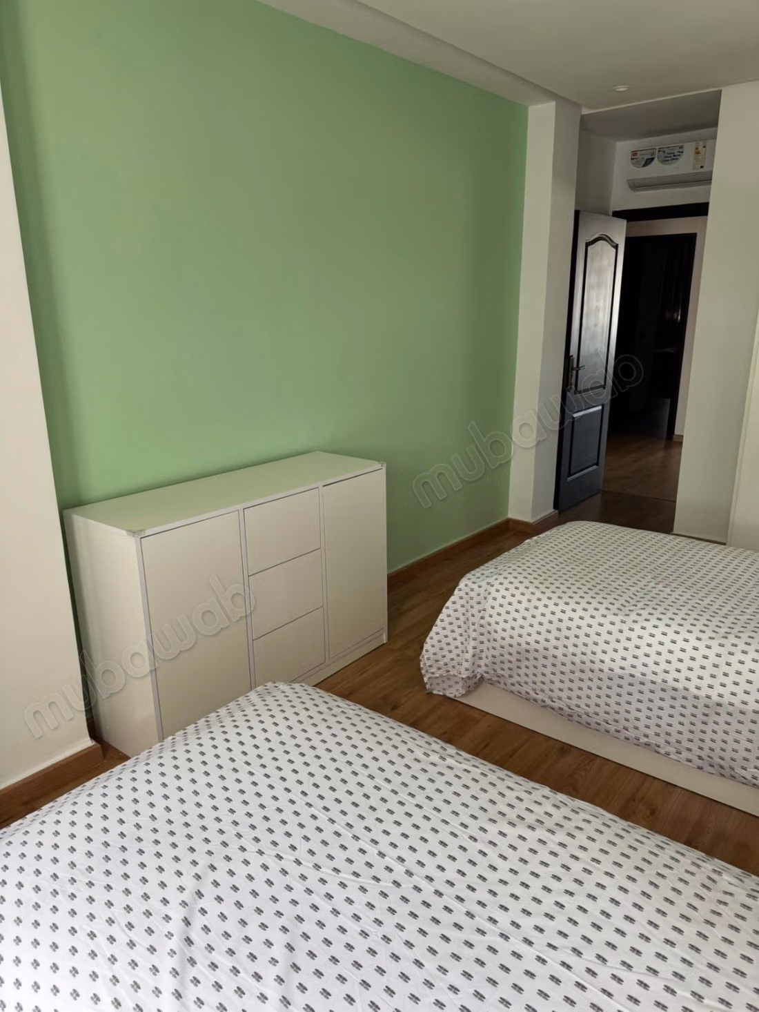 Louez cet appartement à Sania. 
Surface totale 142 m². 
Meublé