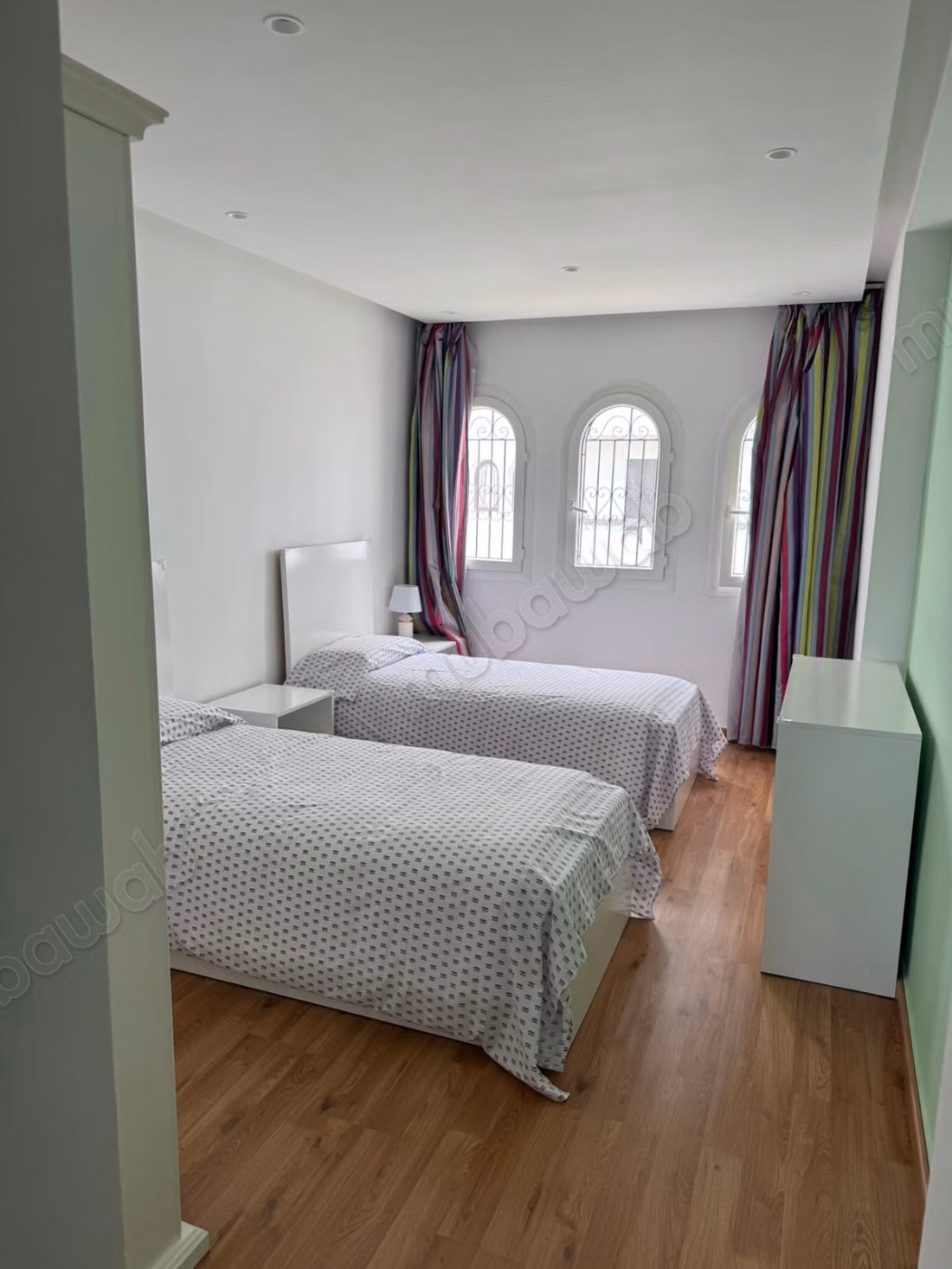 Louez cet appartement à Sania. 
Surface totale 142 m². 
Meublé