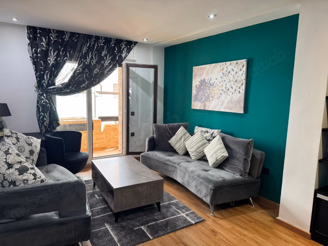 Louez cet appartement à Sania. 
Surface totale 142 m². 
Meublé