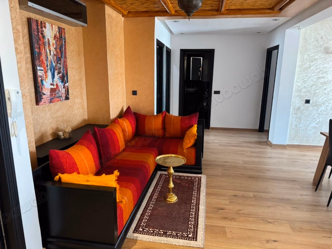Louez cet appartement à Sania. 
Surface totale 142 m². 
Meublé