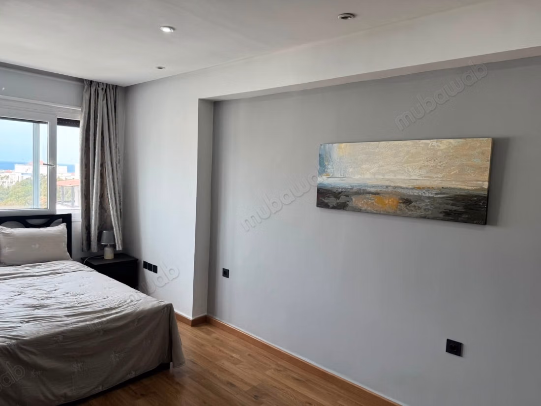 Louez cet appartement à Sania. 
Surface totale 142 m². 
Meublé