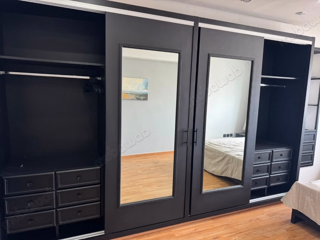 Louez cet appartement à Sania. 
Surface totale 142 m². 
Meublé