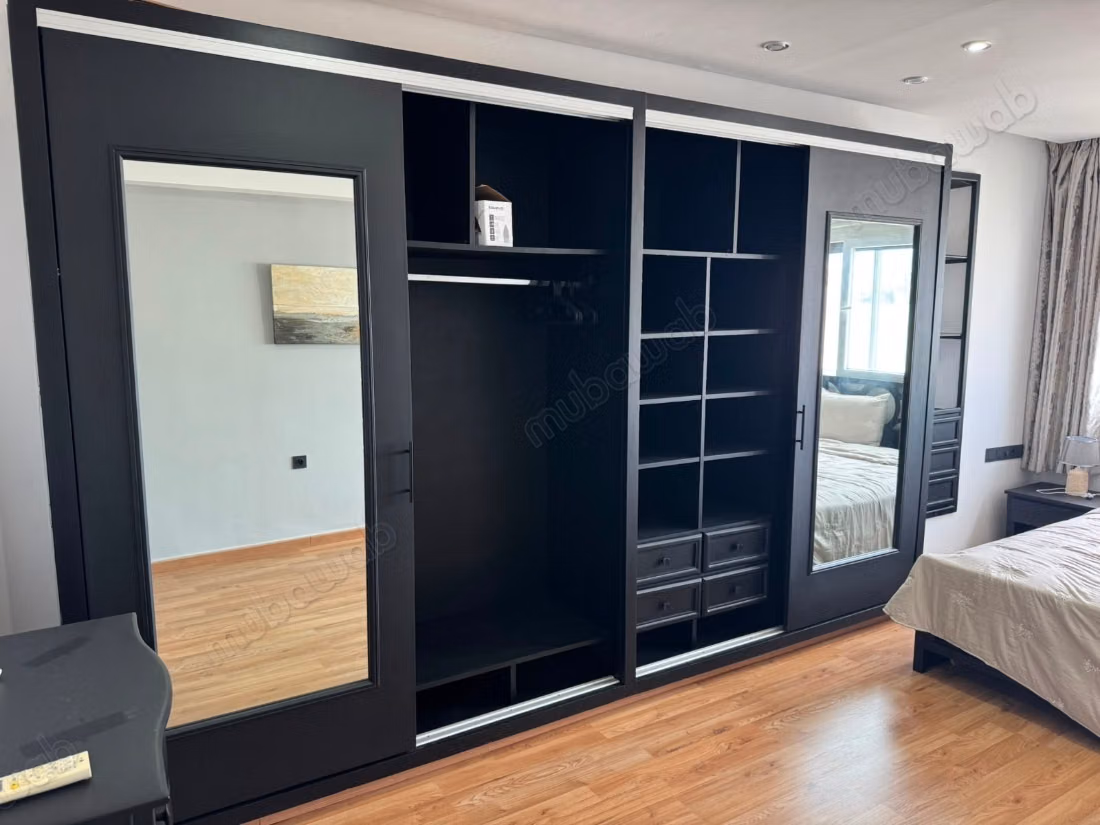Louez cet appartement à Sania. 
Surface totale 142 m². 
Meublé