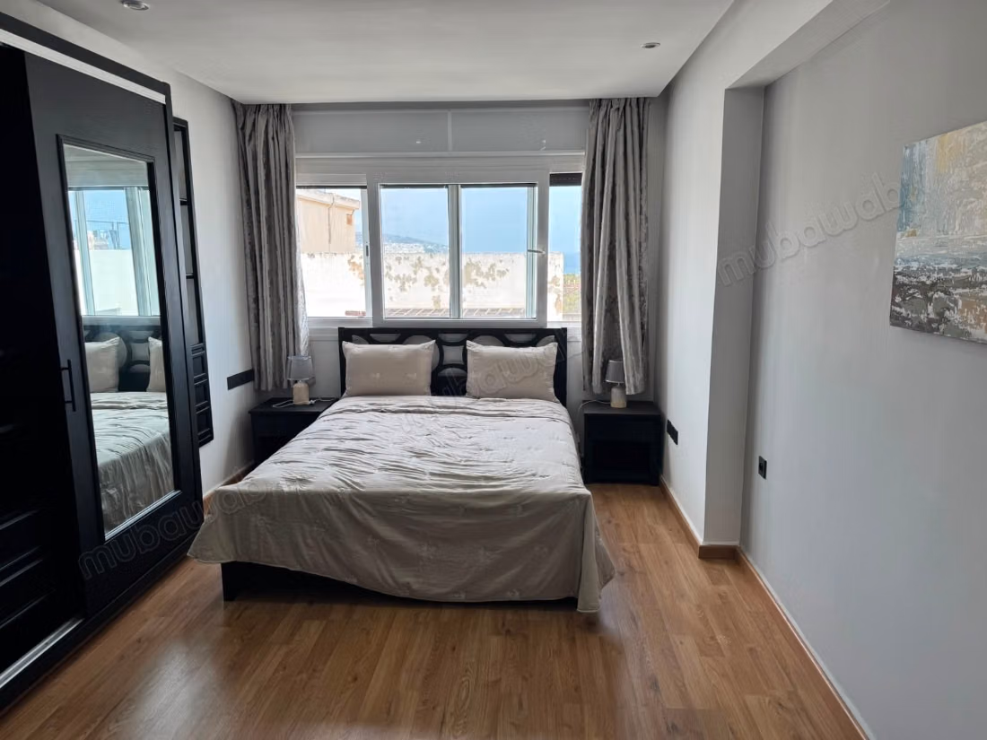 Louez cet appartement à Sania. 
Surface totale 142 m². 
Meublé