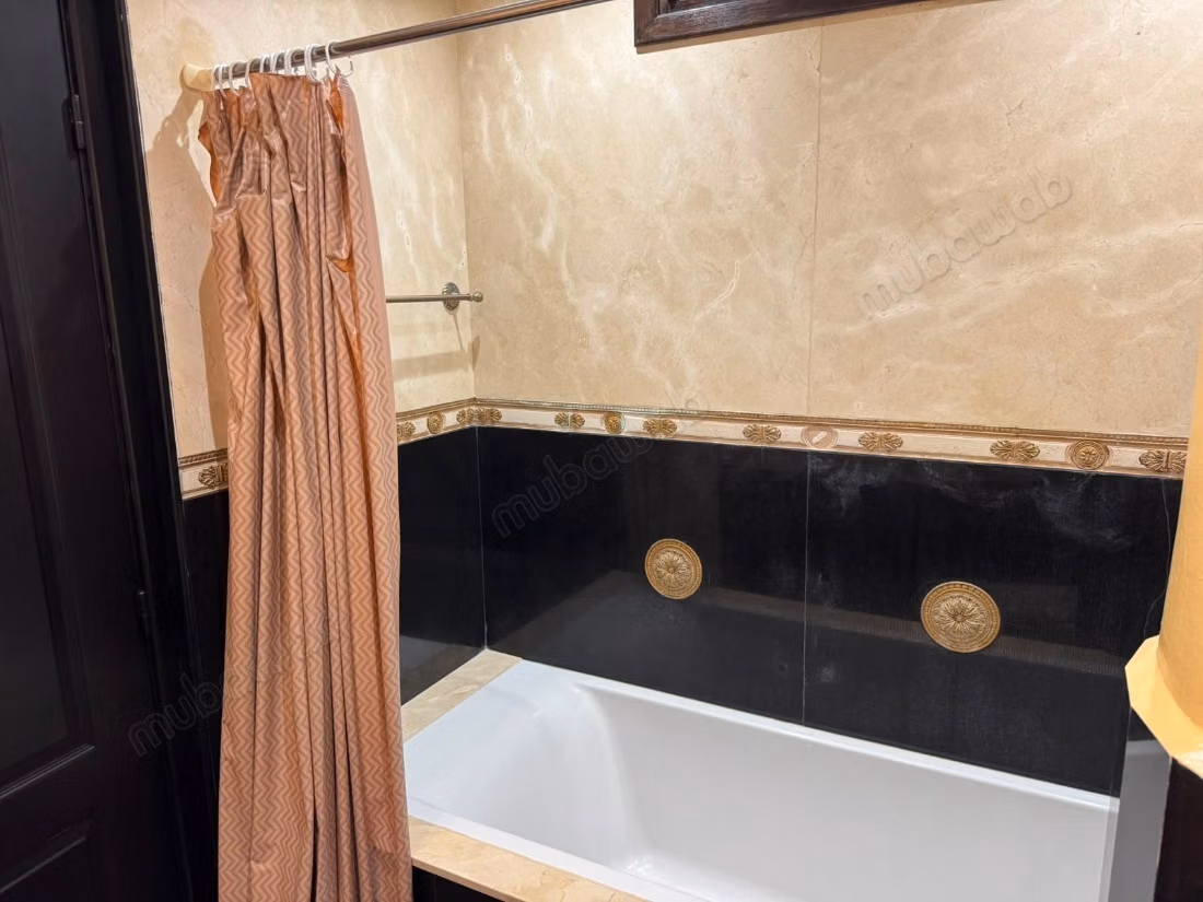 Louez cet appartement à Sania. 
Surface totale 142 m². 
Meublé