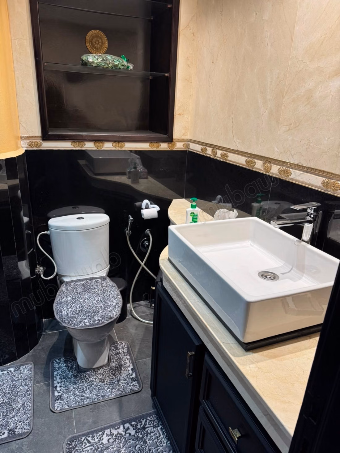 Louez cet appartement à Sania. 
Surface totale 142 m². 
Meublé