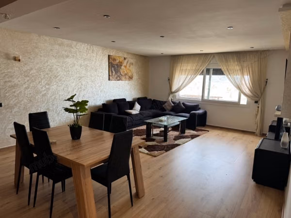 Louez cet appartement à Sania. 
Surface totale 142 m². 
Meublé