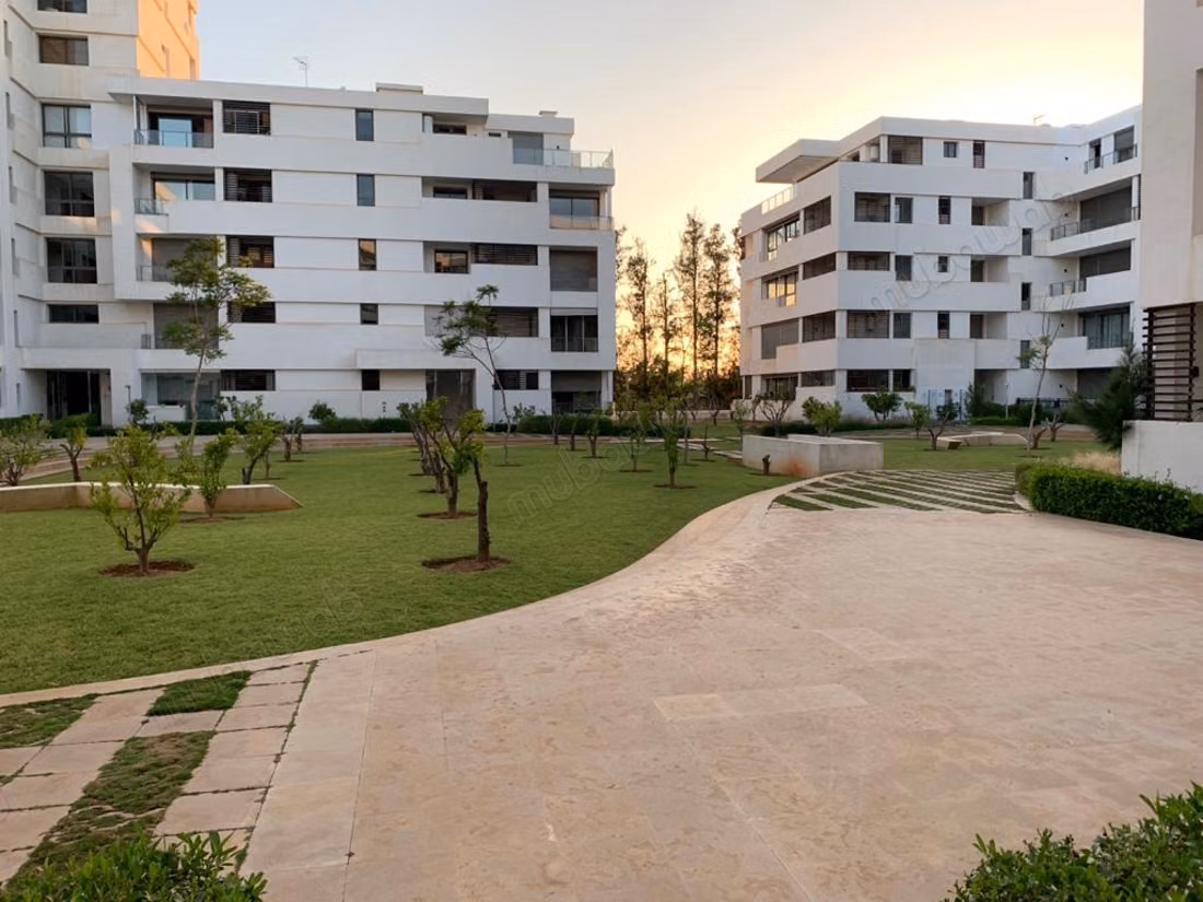 Appartement en location à Souissi. Superficie 160 m². Jardin et ascenseur