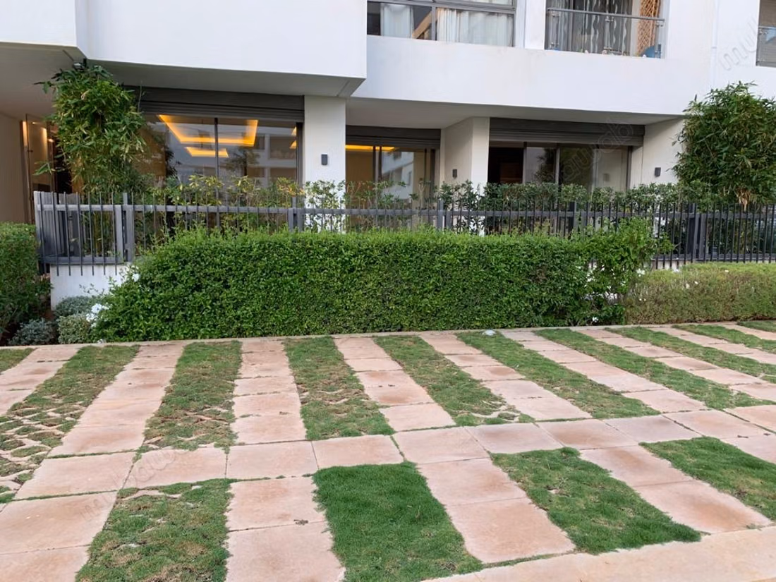 Appartement en location à Souissi. Superficie 160 m². Jardin et ascenseur