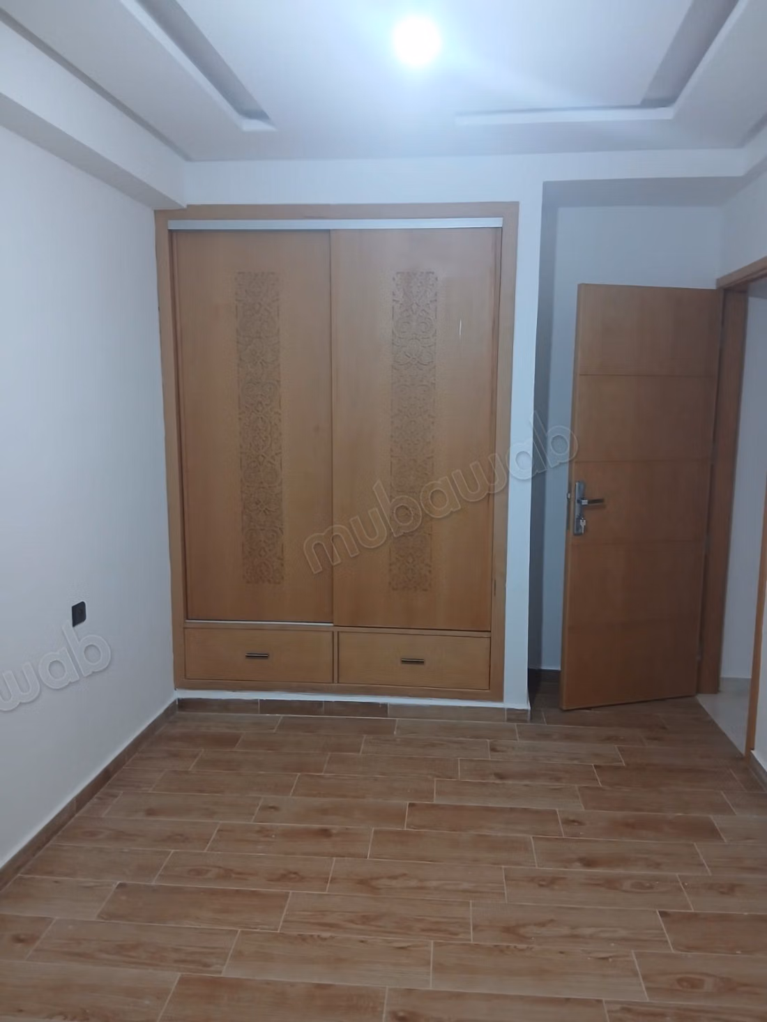 Superbe appartement pour fonctionnaires mariés.
Grand balcon