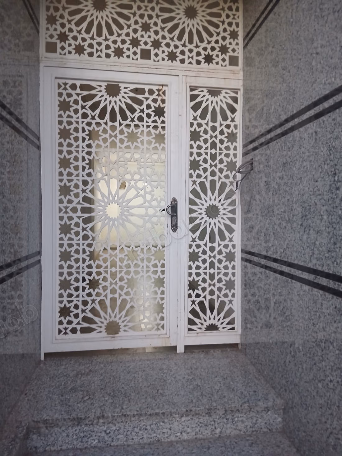 Superbe appartement pour fonctionnaires mariés.
Grand balcon
