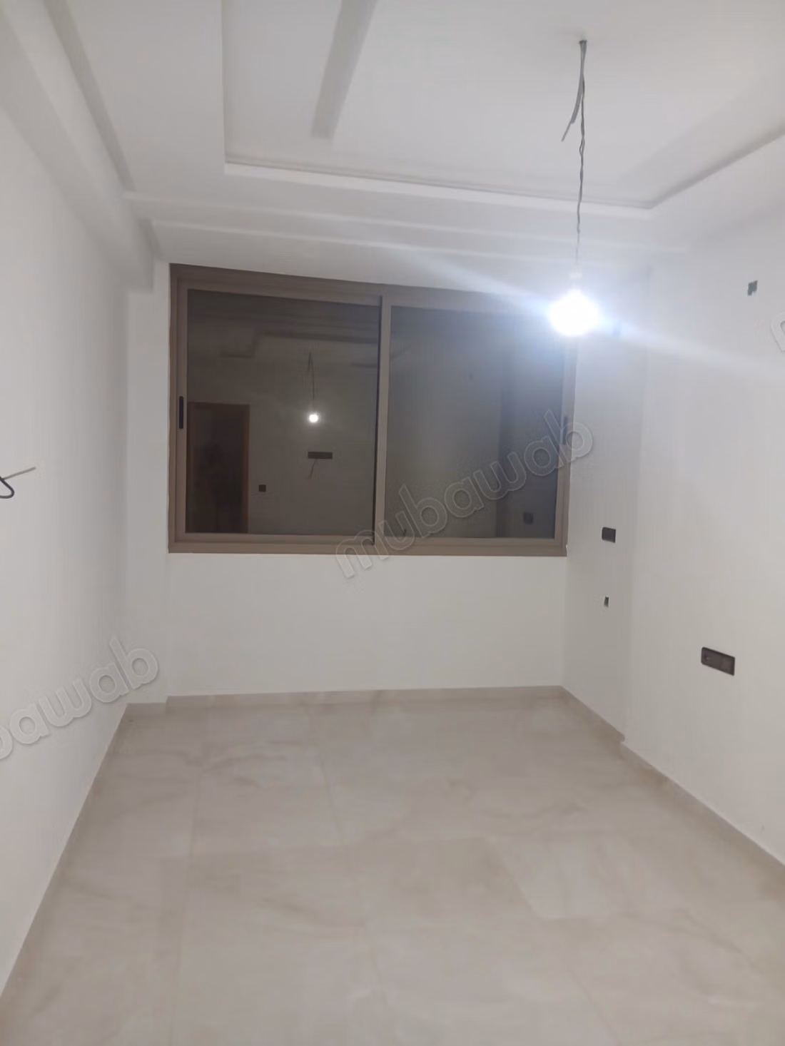 Superbe appartement pour fonctionnaires mariés.
Grand balcon