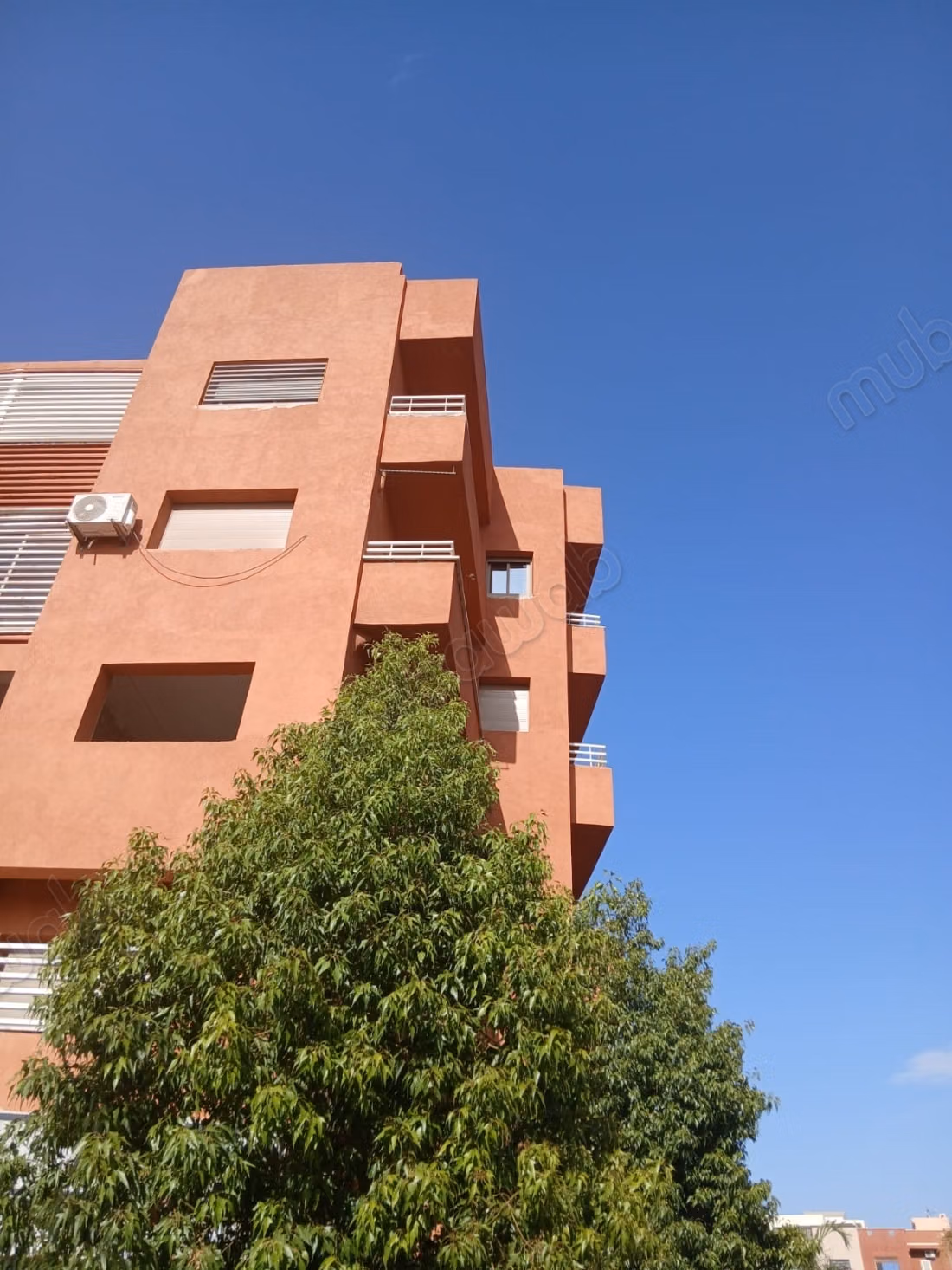 Superbe appartement pour fonctionnaires mariés.
Grand balcon