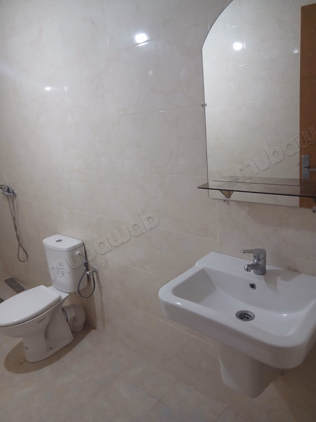 Superbe appartement pour fonctionnaires mariés.
Grand balcon