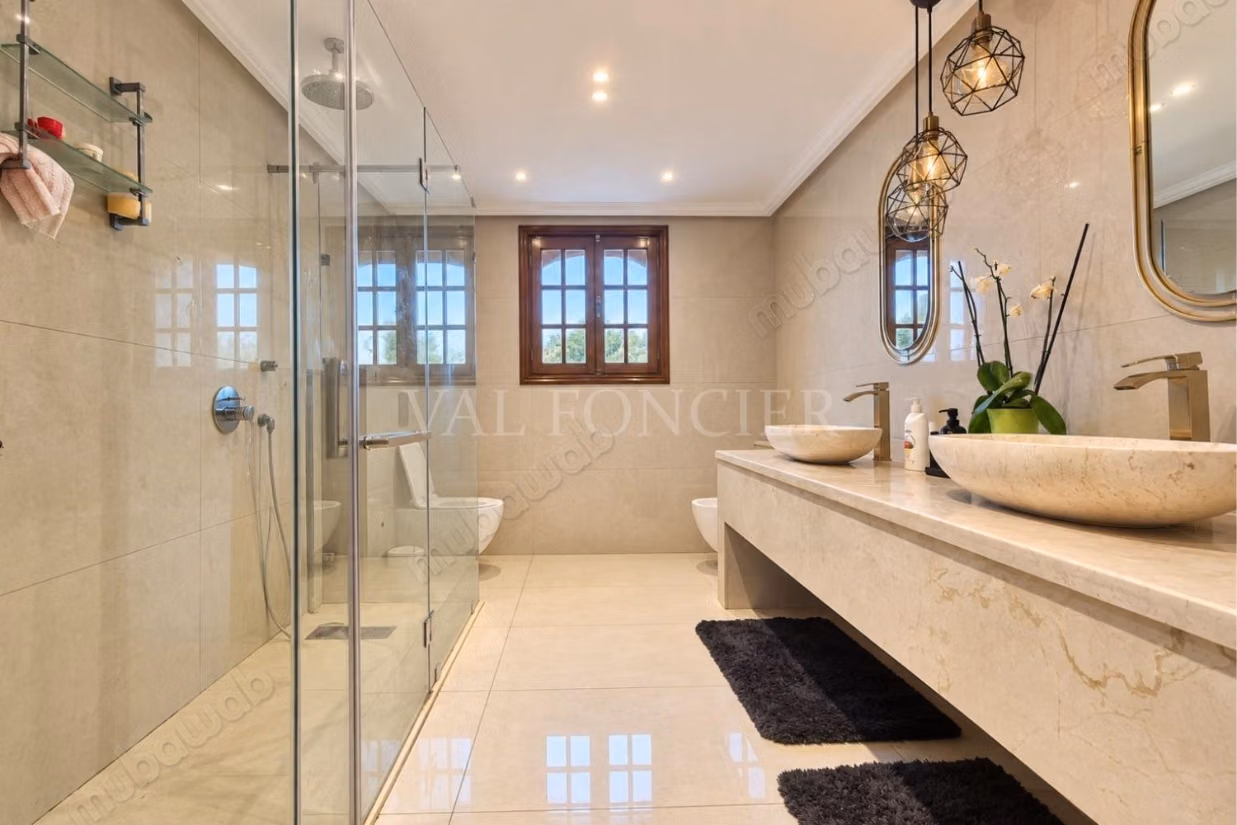 Vente Villa traditionnelle 5chambres avec piscine Californie,
Casablanca