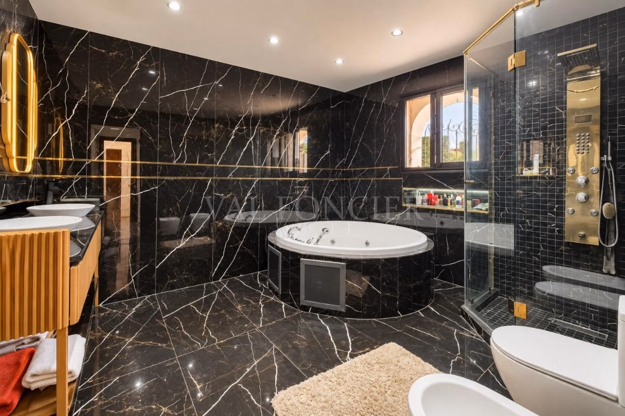 Vente Villa traditionnelle 5chambres avec piscine Californie,
Casablanca