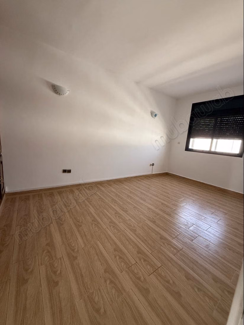 Superbe appartement à louer à Riyad. 
Surface de 250 m². 
Terrasse et ascenseur